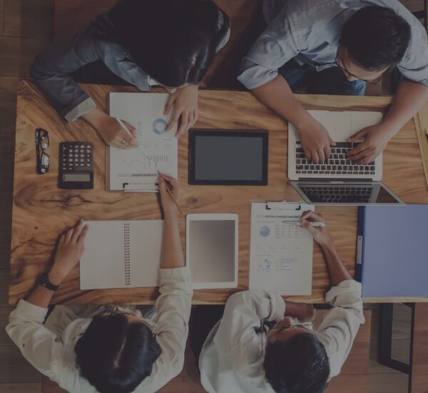 Personas reunidas con ordenadores. 